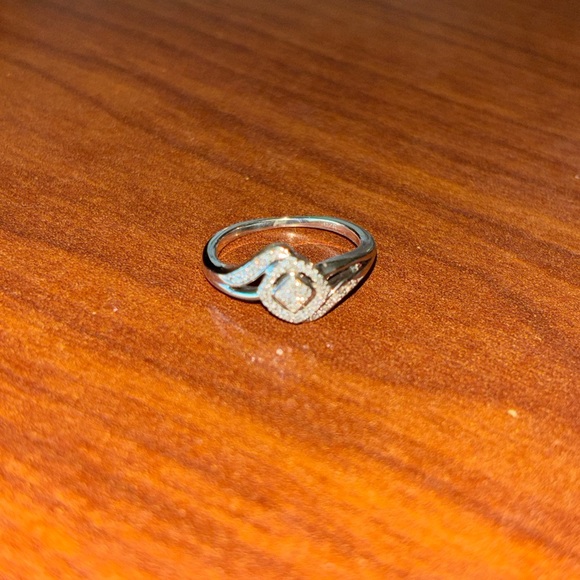 Elegant Silver Women's Ring with lab grown diamonds - Picture 4 of 4